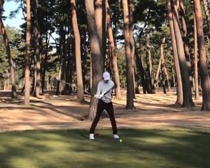 보아가 명품 드라이버 티샷 자세를 선보이고 있다. 보아 사진=보아 인스타