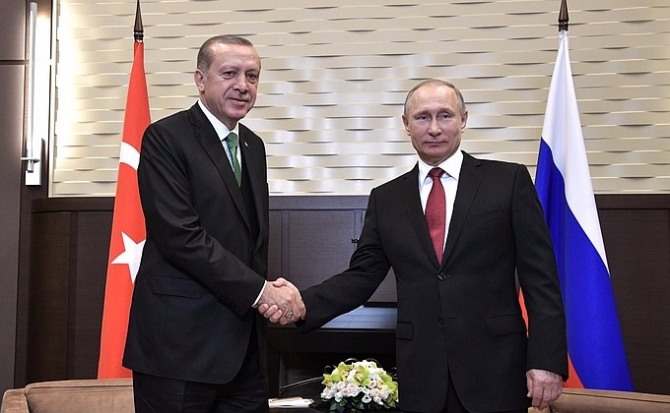 푸틴 러시아 대통령과 터키 에르도안 대통령이 양국 관계가 완전히 회복됐음을 알리고 악수를 나누고 있다. 자료=kremlin.ru 공식사이트