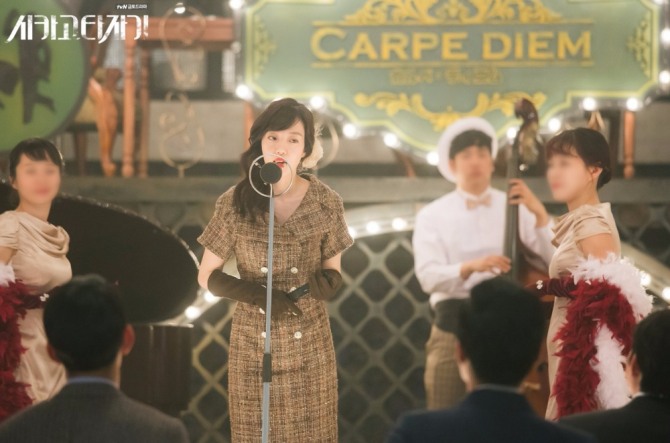 tvN 금토드라마 '시카고 타자기'에서 전설 역의 임수정이 1930년대 전생에서 류수현으로독립투사로 활동하면서 클럽 카르페디엠에서 가수로 이중생활을 하고 있는 모습. 사진=tvN 공식 페이스북 캡처