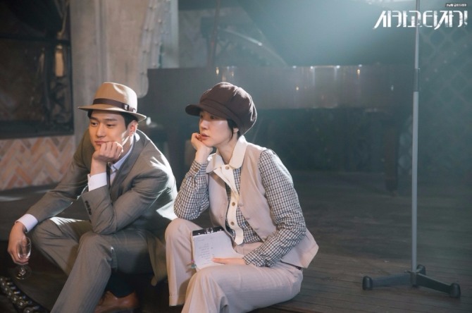 tvN 금토드라마 '시카고 타자기'에서 1930년대 경성에서 독집운동 동지로 활약한 류수현 역의 임수정과 유진오 역의 고경표. 사진=tvN 공식 페이스북 캡처
