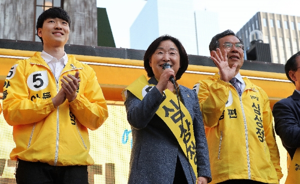 6일 오후 서울 강남구 강남역 인근에서 심상정 정의당 대선후보가 거리유세를 하며 유권자들을 향해 지지를 호소하고 있다. 사진=뉴시스 