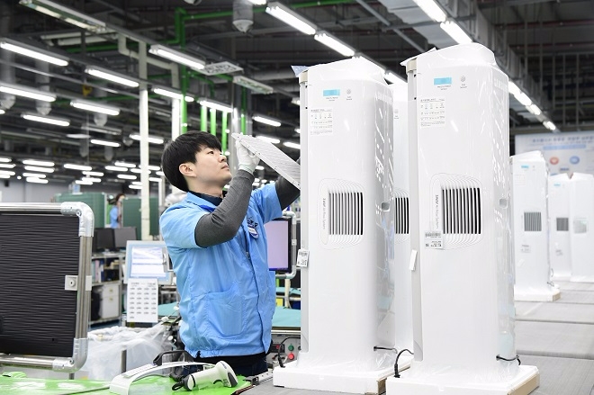 삼성전자 직원들이 광주사업장에서 공기청정기 블루스카이6000을 생산하고 있다.
