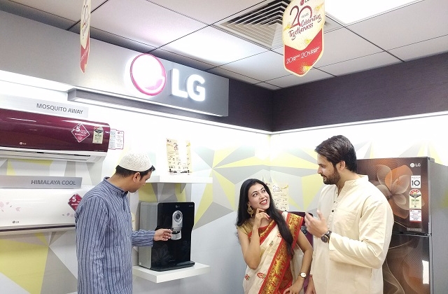 인도 LG전자 매장을 방문한 고객들이 정수기와 에어컨 등을 살펴보고 있다.