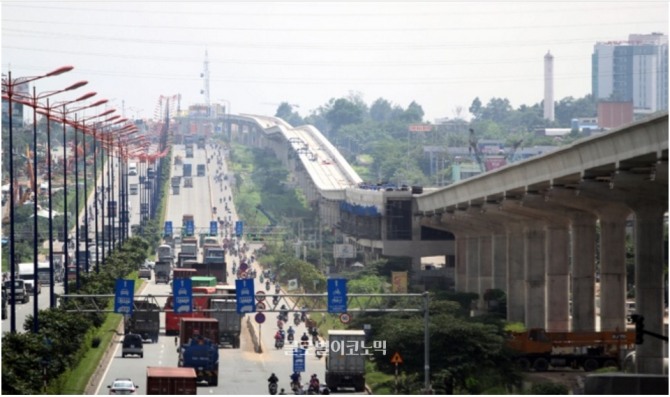 베트남 호찌민 전철 1호선 개통이 공사비 부족으로 오는 2018년으로 연기될 것으로 보인다.