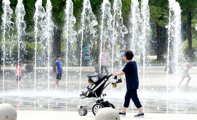 기상청은 월요일인 22일에도 서해상에 위치한 고기압의 영향으로 낮 기온이 31도를 기록하는등 초여름 날씨가 지속된다고 예보했다./뉴시스