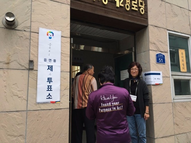 서울시 중랑구 중곡1동 투표소에는 이른 아침부터 투표를 하기 위한 시민들로 북적이고 있다. 사진=백승재 기자