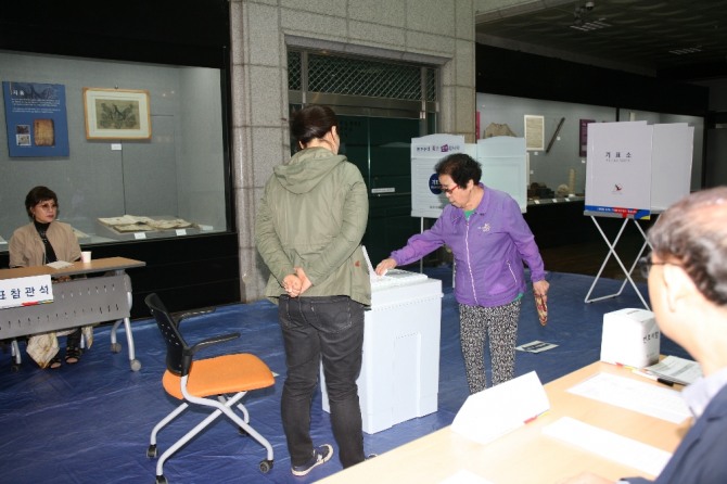9일 대선투표가 시작된 오전 6시 강원 원주시 봉산동 원주역사박물관에 마련된 투표소에서 주민이 투표용지를 함에 넣고 있다./뉴시스
