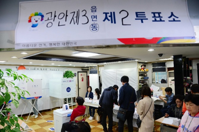  제19대 대통령 선거일인 9일 오전 부산 수영구의 한 미용실에 마련된 광안3동 제2투표소를 찾은 시민들이 투표를 하고 있다./뉴시스