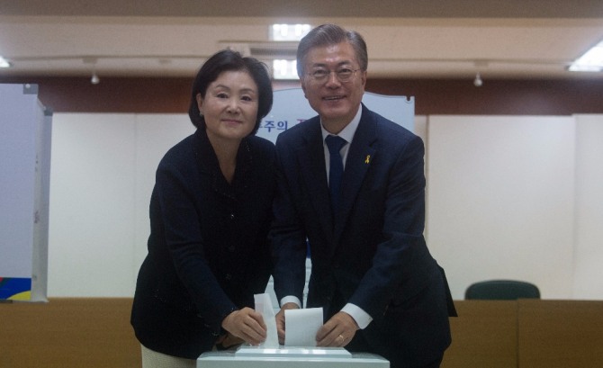 제19대 대통령 선거일인 9일 서울 서대문구 홍은중학교에 마련된 홍은 제2동 제3투표소에서 문재인 더불어민주당 후보와 부인 김정숙 씨가 투표를 하고 있다. /뉴시스