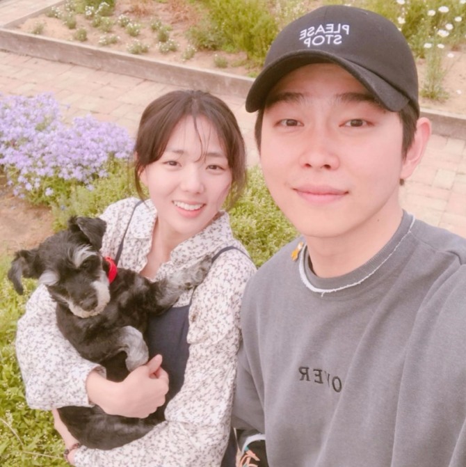 MBC 월화드라마 '역적: 백성을 훔친 도적' 29회가 9일 19대 대통령 선거 개표방송 관계로 결방하는 가운데  송가령 역의 채수빈이 8일 자신의 SNS에 홍길동 역의 윤균상과 힘께 다정한 포즈를 취한 투샷을 게재했다.  사진=채수빈 인스타그램 캡처