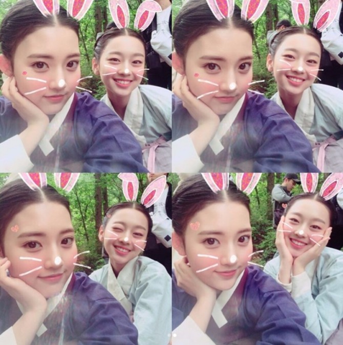 '역적: 백성을 훔친 도적'에서 옥란 역의 정다빈이 8일 어리니 역의 이수민과 함께 담은 다정한 투샷을 SNS에 공개했다. 사진=정다빈 인스타그램 캡처