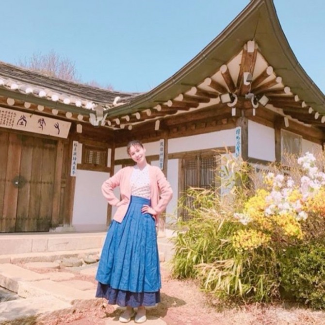훈장 오순남에서 오순남 역의 박시은이 최근 공개한 촬영장 비하인드컷.이 사진에는 박시은의 남편인 배우 진태현이 '제발 나랑 사귀어 줘'라는 댓글을 달라 럽스타그램으로 물들였다.  사진=박시은 인스타그램 캡처