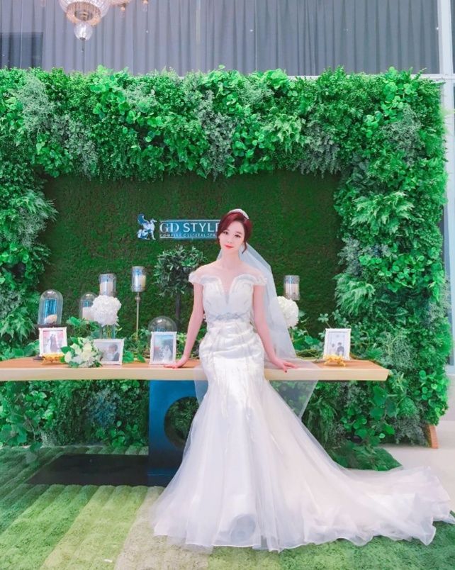 MBC 아침 일일드라마 '훈장 오순남'에서 악역 황세희로 열연하는 한수연이 8일 자신의 인스타그램을 통해 웨딩드레스를 입은 촬영장 비하인드 컷을 공개했다. 사진=한수연 인스타그램 캡처