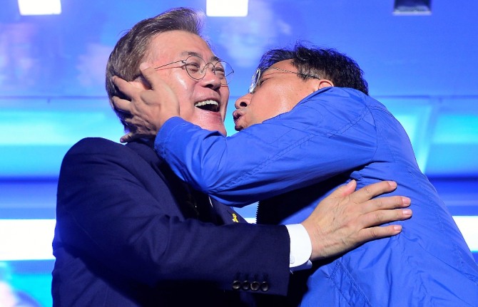 10일 문재인 대통령 당선인 광화문인사에 참석한 안희정 충남지사는 문재인 당선인에게 기습뽀뽀를 날리며 장내를 더욱 뜨겁게 달궜다. 사진=뉴시스