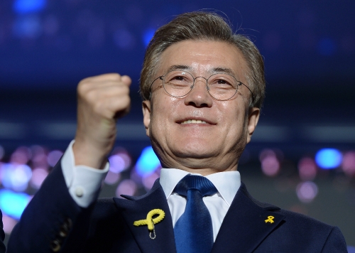  문재인 대통령 당선인이 10일 서울 세종로공원에서 열린 광화문인사에서 지지자들 연호에 밝게 웃고 있다. /뉴시스