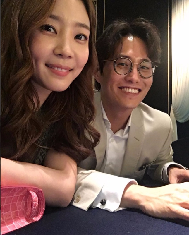배우 신다은이 최근 자신의 SNS를 통해 남편 임성빈과 함께 한 다정한 투샷을 공개했다. 사진=신다은 인스타그램 캡처