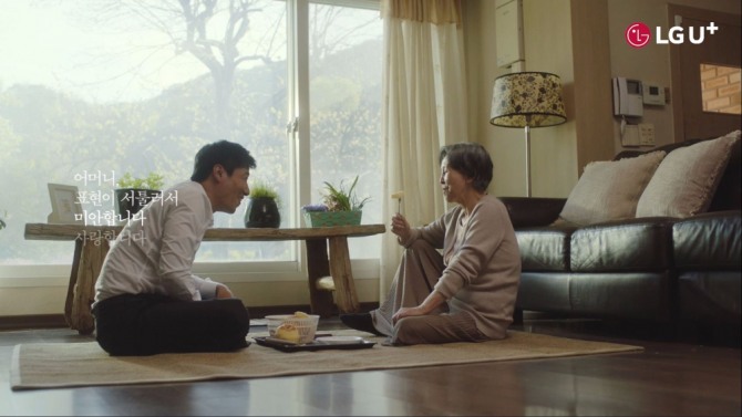 LG유플러스가 실버 계층 특화 상품으로 선보인 ‘부모안심 IoT’ 패키지의 영상 ‘꾸벅아들:부모님을 걱정하는 자녀들을 위해’편 조회수가 공개 일주일 만에 200만건을 넘기며 인기를 끌고 있다.