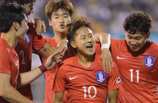 11일 오후 충북 청주종합경기장에서 열린 20세 이하 축구대표팀 평가전 한국과 우루과이 경기에서 한국 이승우가 선취골을 넣고 동료들에게 축하받고 있다./뉴시스