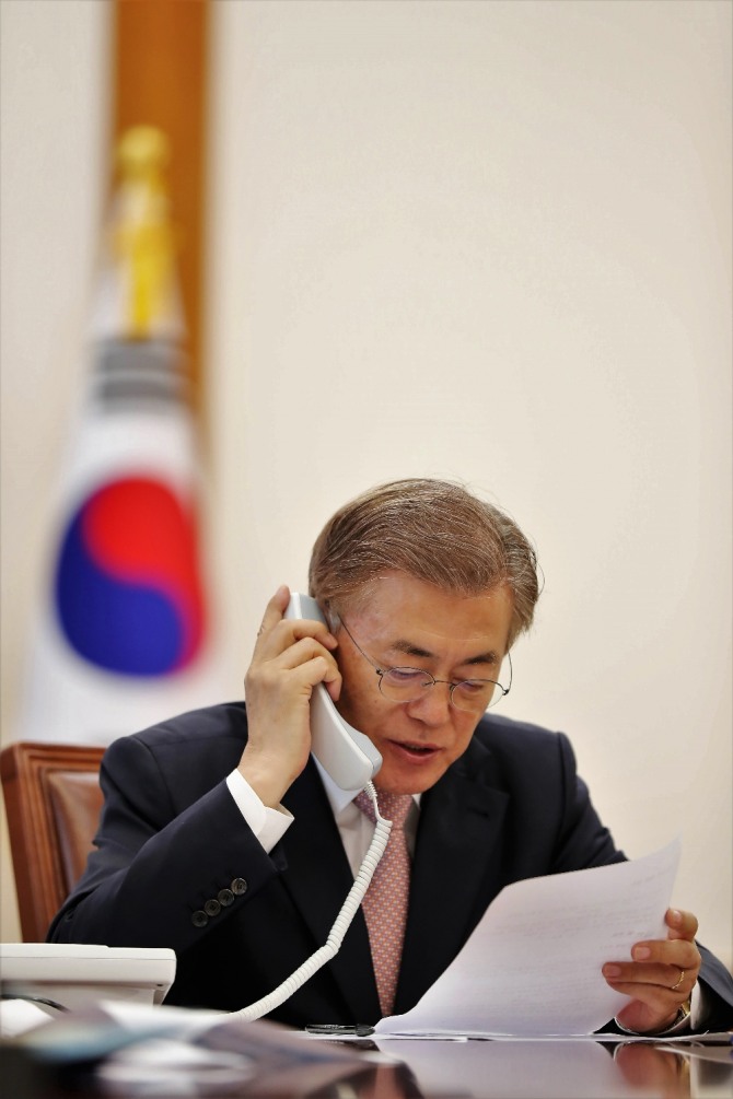 문재인 대통령이 선거운동 과정 유기견 '토리'를 입양하겠다고 한 사실이 한 라디오방송을 통해 알려졌다.사진=뉴시스