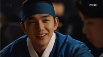 MBC드라마 '군주'에서 이선(유승호 분)이 한가은(김소현 분)과 모닥불에서 비밀을 털어놨다. 출처=MBC캡처