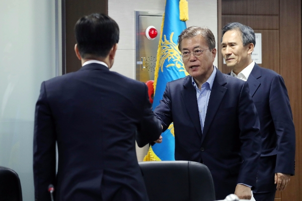 문재인 대통령과 김관진(오른쪽) 국가안보실장이 14일 청와대에서 열린 북한의 탄도미사일 발사와 관련한 긴급 국가안전보장회의(NSC)에 참석하고 있다. 합동참모본부는 북한이 오늘 오전 5시27분께 평안북도 일대에서 불상의 탄도미사일 1발을 발사했다며 비행거리는 약 700㎞로 추가 정보에 대해서는 한미가 정밀분석 중에 있다고 밝혔다. /사진=뉴시스