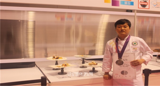 2017 HOFEX 홍콩국제요리경연대회 서양요리 메인디쉬 부문에서 은메달을 차지한 김해대 임종우 교수.