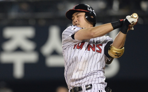 12일 오후 서울 송파구 잠실야구장에서 열린 2017 KBO 리그 한화 이글스와 LG 트윈스의 경기. 8회말 1사 1,2루 상황 6번타자 양석환이 헛스윙 삼진을 당하고 있다. /사진=뉴시스