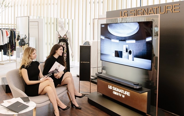 미국 뉴욕 삭스 피프스 애비뉴 백화점에 마련된 ‘LG 시그니처 체험존’에서 고객들이 TV 제품을 체험하고 있다.