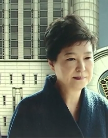 16일 문재인 대통령이 취임 바로 다음 날에 청와대 관저에 들어갈 수 없었던 이유가 박근혜 전 대통령의 이른바 ‘거울방’ 때문이라는 증언이 나왔다. 사진=연합뉴스 tv 캡처 