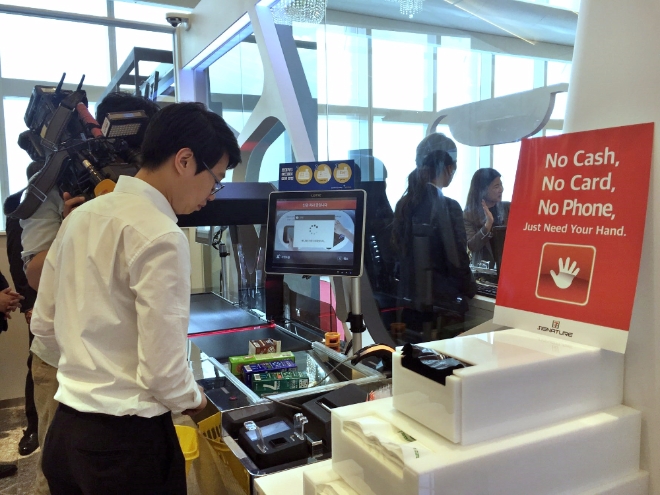 롯데정보통신이 개발한 세븐일레븐의 ‘무인 계산대’. 360도 자동스캔 기능이 가장 큰 특징이다. 사진=한지명 기자
