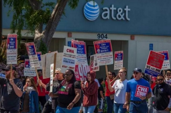 AT&amp;T 무선사업부가 이번 주말부터 파업에 돌입한다. AT&amp;T가 노동 규정에 관련한 연방법을 위반했다며 파업에 대한 정당성을 주장하고 있다. 자료=미국 통신 노조(Communication Workers of America)