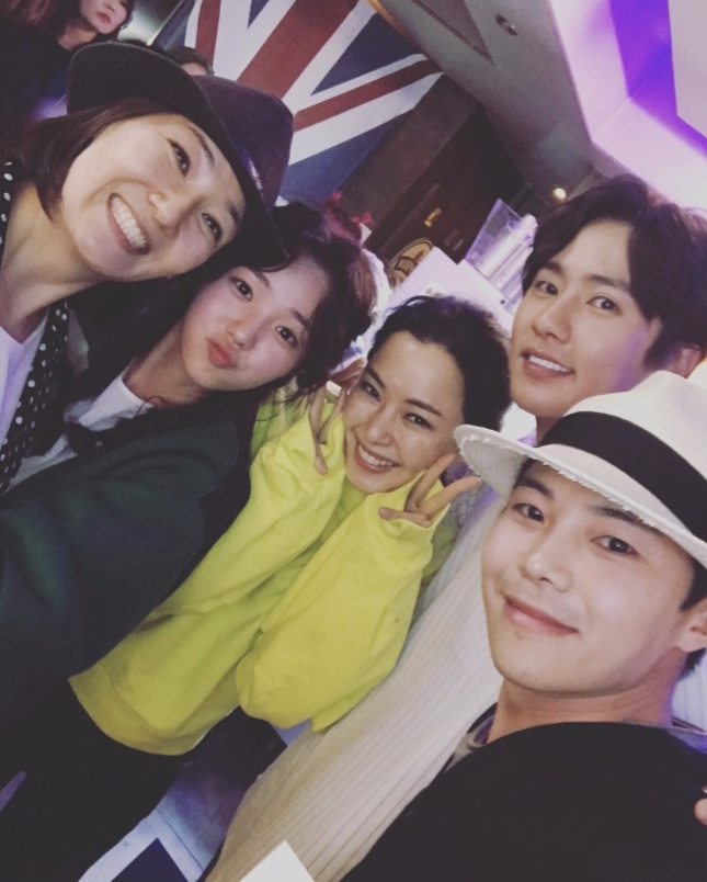 17일 여의도에서 열린 '역적' 종방연에 참석한 조수학 역의 박은석(오른쪽), 업산 역의 이명훈, 장녹수 역의 이하늬, 가령 역의 채수빈. 사진=박은석 인스타그램 캡처