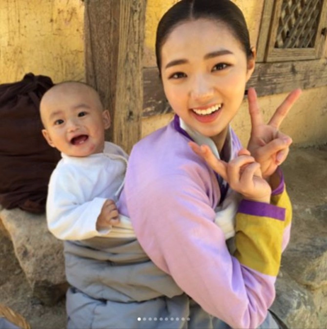 '역적'채수빈 비하인드 컷/ 사진=hyeonapi 인스타그램 캡처