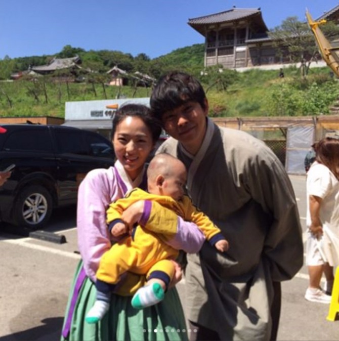 '역적' 윤균상, 채수빈 비하인드 컷. 사진=hyeonapi 인스타그램 캡처