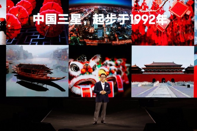 삼성전자 무선사업부장 고동진 사장이 18일(현지시간) 중국 베이징 외곽 구베이슈에이전에서 열린 제품 발표회에서 갤럭시 S8시리즈를 소개하고 있다.