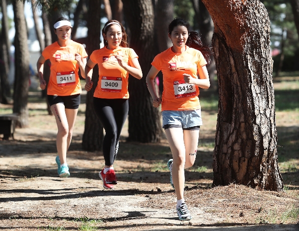 글로벌 아웃도어 브랜드 노스페이스가 5월 20일, 21일 이틀간 강원도 일대에서 개최된 ‘노스페이스 100 코리아’ 대회 10km 부문 참가자들이 코스를 달리고 있다. 사진=노스페이스 제공