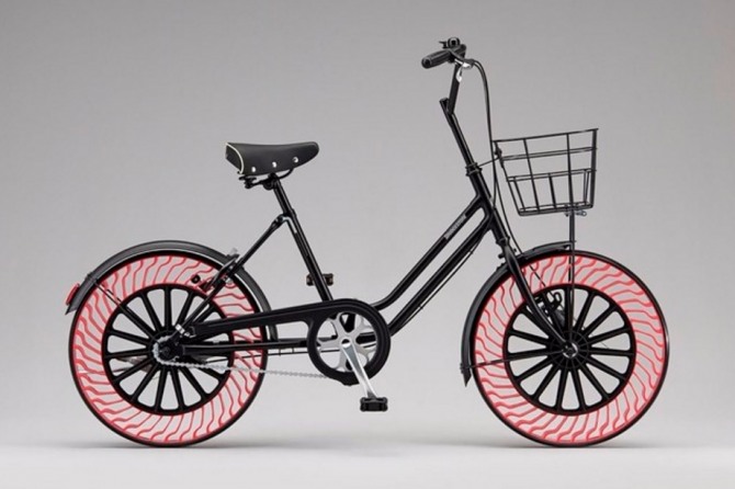 브리지스톤이 공기 대신 특수 형상의 수지로 차체를 지탱하는 'Air Free Concept' 개념을 접목한 자전거용 에어프리 타이어의 실용화를 추진하고 있다. 자료-브리지스톤
