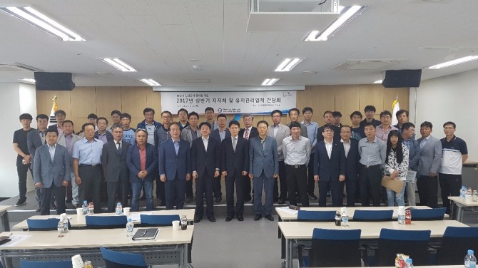 한국승강기안전공단 경기강원지역본부가 지난 18일 지자체 승강기 담당 공무원 유지관리업체 대표자 등이 참석하는 간담회를 갖고 기념촬영을 하고 있다. 한국승강기안전공단=제공