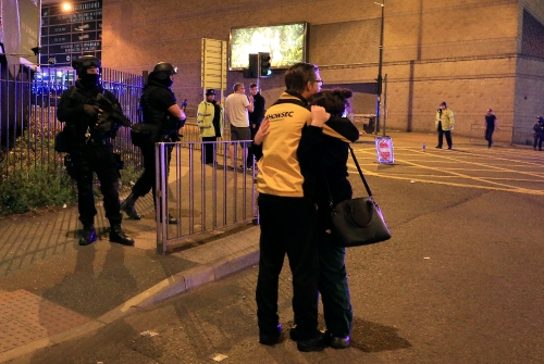 영국 맨체스터의 콘서트장에서 22일(현지시간) 공연 중 큰 폭발이 발생해 수 명의 사상자가 발생했다. 사진은 사건 발생지인 맨체스터 아레나 콘서트장 밖에서 충격을 받은 시민들이 포옹하고 있는 모습. /AP뉴시스
