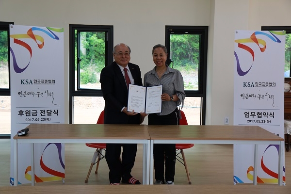 한국표준협회가 23일 해밀학교에서 사단법인 '인순이와 좋은 사람들'과 업무협약을 맺고 다문화 가정 자녀를 지원한다. 백수현표준협회 회장(왼쪽)이 인순이 이사장과 기념 촬영을 하고 있다. 