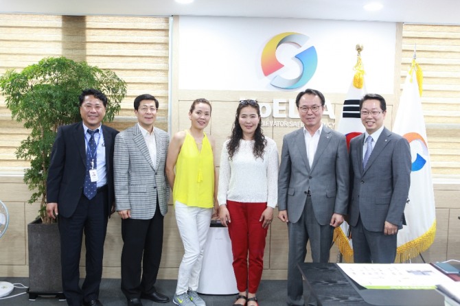 몽골 울란바토르시 승강기 검사팀장(오른쪽 세번째)이 23일 한국승강기안전공단을 방문, 백낙문 이사장(오른쪽 두번째) 등과 환담을 갖고 기념촬영을 하고 있다. 한국승강기안전공단=제공