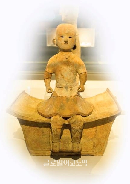 이와이유적에서 출토된 고훈시대 ‘의자에 앉은 남자 하니와’, 가시하라고고학연구소.