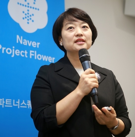 네이버는 23일 ‘파트너스퀘어 부산’을 해운대 센텀 지역에 오픈했다. 한성숙 대표는 “파트너스퀘어 지역 확대는 네이버가 우리 경제에 오래도록 기여하기 위한 고민에서 출발한 ‘프로젝트 꽃’의 일환”이라며, “스몰비즈니스의 창업과 성장을 응원하겠다”고 약속했다. 사진=네이버