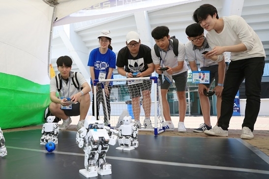 삼성전자가 24일 의정부 실내체육관에서 개최한 드림락서2017 행사에 참가한 청소년들이 로봇을 시연해 보고 있다. 사진=삼성전자 