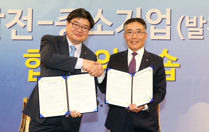 서형근 기업은행 CIB그룹 부행장(오른쪽)과 김용진 한국동서발전 사장이 협약식을 마치고 기념촬영을 하고 있다.