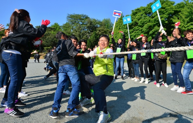 농협은행 봉사단은 외국인 노동자와 함께 체육대회를 통해 상호 친목과 화합을 도모했다.