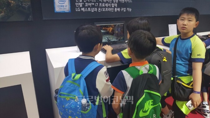 LG 게이밍 기어 체험관에서 게임을 즐기고 있는 시민들. 
