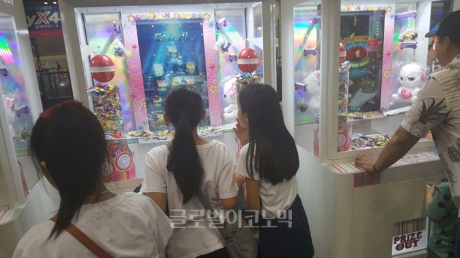 '2017 플레이엑스포'에서 청소년들이 캔디 뽑기 게임에 열중하고 있다.