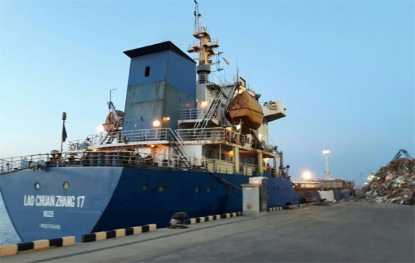 한국 고철 5000톤을 베트남으로 수송하기 위해 경인항에 접안 중인 선박 모습.