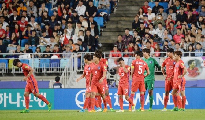 지난 26일 오후 경기 수원월드컵경기장에서 열린 '국제축구연맹(FIFA) U-20 월드컵 코리아 2017' A조 조별리그 3차전 대한민국과 잉글랜드의 경기, 대한민국 선수들이 잉글랜드 키에런 도웰이 골을 성공시키자 아쉬워하고 있다. 사진=뉴시스